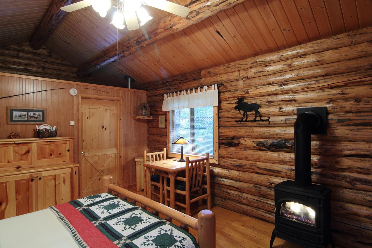 Silverwolf Log Chalets Coram Exterior photo